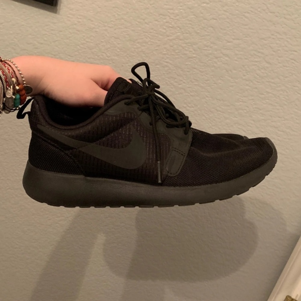 All Black NIKE Roshe🖤